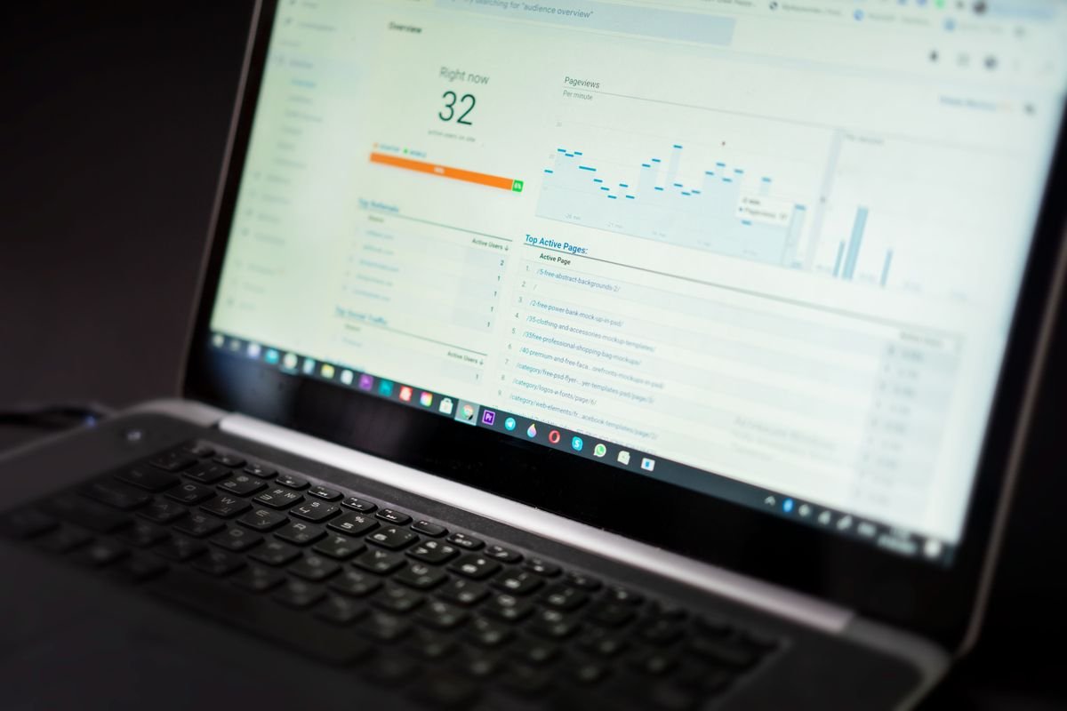 b2b tech - laptop analytics dashboard
